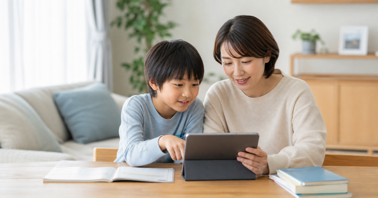 家庭教師の候補をタブレットで確認する保護者と子ども